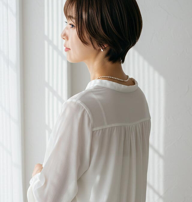 自然な丸みと首元をすっきり見せるシルエットが特徴のショートボ