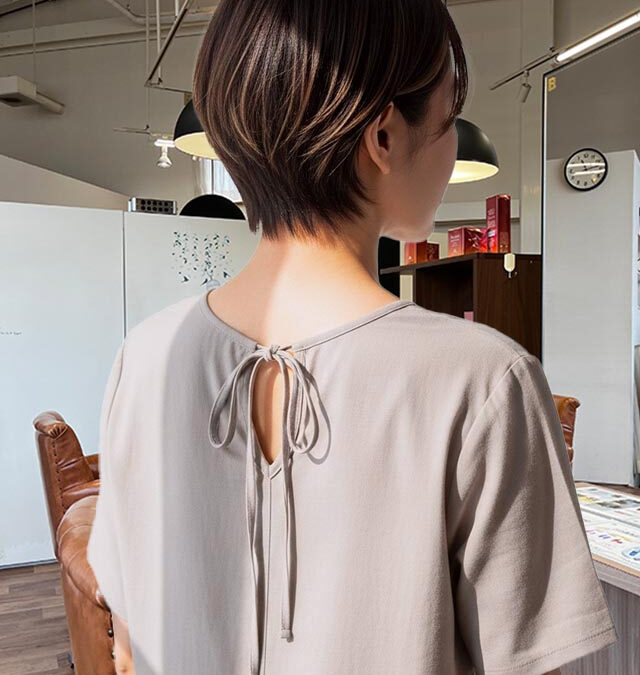 首元スッキリ美シルエット